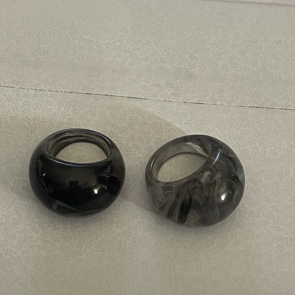 PAIR CHUNKY DOMED STATEMENT RESIN RINGS SIZE 7-7.5